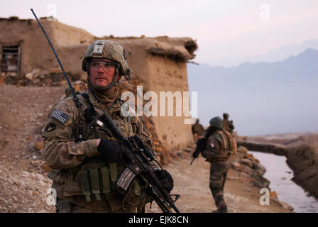 US Armee Sgt. Robert Streeter Newton Iowa und Soldat mit Truppe B, 1. Staffel, 113. Kavallerie-Regiment, Task Force Saugkarpfen scannt einen nahe gelegenen Hügel bei einer Durchsuchung der Qual-e Jala Dorf hier 21 Februar.  US Army Staff Sgt Ashlee Lolkus, Task Force Red Bulls Public Affairs lesen Sie mehr über die Provinz Helmand machen Pläne zur Gefahrenabwehr hier /-Nachrichten/2011/03/04/52798-Kommandant-Helmand-Pro... /-news/2011/03/04/52798-commander-helmand-province-makes-security-gains/index.html Stockfoto