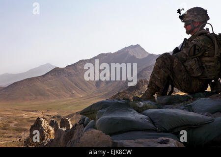 US Army Pfc. Jordan Adams mit Batterie B, 1. Kavallerie-Division, 3. Bataillon, 82. Feldartillerie-Regiment, 2nd Brigade Combat Team zieht Sicherheit während eines Gefechts Führungskraft mit Afghanischen Nationalpolizei in Bagram, Parwan Provinz, Afghanistan, 7. September 2013.  ANP sind eines der wichtigen Elemente der afghanischen nationalen Sicherheitskräfte, die Verantwortung für die Sicherheit in ganz Afghanistan übernommen haben.  SPC. Alexander Naylor Stockfoto