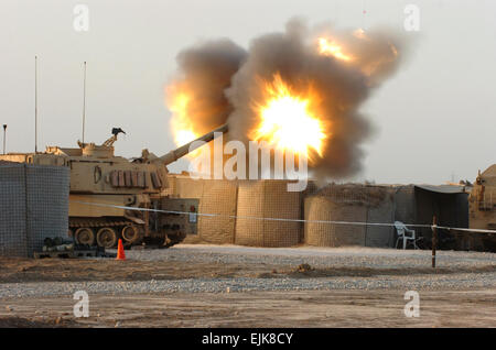 Soldaten aus Batterie A, 1. Bataillon, 82. Feldartillerie-Regiment feuerte die Haubitzen auf ihre M109A6 Paladine während der allerersten Feuern der Artillerie kostenlos das Baukastensystem in der Kampfzone durch eine ganze Batterie von Paladin 13 März auf Camp Taji, Irak. Die MACS ist neu raffinierten Treibmittel, die Projektile aus dem Lauf der Haubitzen drückt. Die MACS werden verwendet in Verbindung mit der bald abgemacht werden XM29 Excalibur Präzision geführt, dass die Batt. Einem Soldaten werden voraussichtlich innerhalb der nächsten paar Monate erhalten.  Staff Sgt Jon Cupp, 1. BCT 1. CAV div. Öffentlichkeitsarbeit Stockfoto