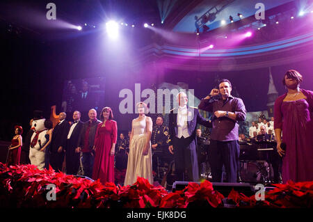 Mitglieder der U. S. Army Band Pershing Own und Country-Sänger Mark Wills erhalten Standing Ovations am Ende der US-Armee Military District of Washington jährlichen Urlaub Festival Konzert in DAR Constitution Hall in Washington, D.C., 10. Dezember 2010.  Staff Sgt Teddy Wade Stockfoto