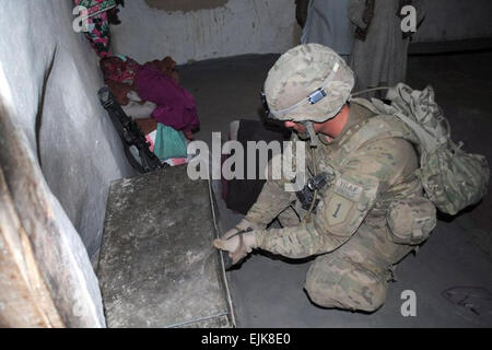 US-Armee Pfc. Levi Baldon, ein Golden, Colorado, Native und Infanterist verbunden Unternehmen D, 1. Bataillon, 26. Infanterie-Regiment, 3rd Brigade Combat Team, 1st Infantry Division, Task Force Duke, sucht ein Zuhause im Musa Khel Bezirk für Schmuggelware Okt. 16. Co. D war die Teilnahme an der Operation Nike IV, bedeutete, das Haqqani-Netzwerk in Ostafghanistan auszurotten.  2. Lt. James Hodges, 1st BN 26. inf regt Stockfoto