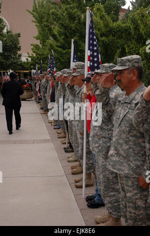 SANTA FE, NM – Servicemembers aus New Mexico National Guard Salute Sgt. 1. Klasse Leroy A. Petry, 75th Ranger Regiment Ehrenmedaille Empfänger, als er geht in Richtung der State Capitol building in Santa Fe, Juli 29. Petry besucht seine Heimatstadt zum ersten Mal seit dem Erhalt der Medal Of Honor, 12 Juli.   Sgt. 1. Klasse Michael R. Noggle, USASOC Public Affairs Office Stockfoto