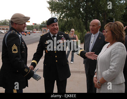 SANTA FE, NM – Sgt. 1. Klasse Leroy A. Petry, 75th Ranger Regiment Ehrenmedaille Empfänger wird durch Gouverneur Susana Martinez, New Mexico, das State Capitol Gebäude in Santa Fe, Juli 29 begrüßt. Petry besucht seine Heimatstadt zum ersten Mal seit dem Erhalt der Medal Of Honor, 12 Juli.   Sgt. 1. Klasse Michael R. Noggle, USASOC Public Affairs Office Stockfoto