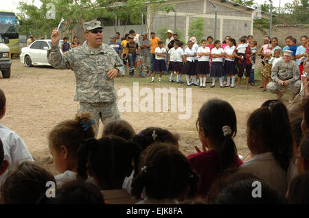 US Armee Sgt. 1. Klasse David Ortega, ein Sanitäter mit 791st präventive Medizin-Unternehmen, bringt Kindern das richtige Zahnpflege an einer Schule in La Paz, Honduras, 5. Mai 2008. Ortega und seine Einheit nehmen jenseits der Horizonte, einer gemeinsamen Übung Teil wobei US Army Reserve und der Nationalgarde Soldaten humanitäre und zivile Hilfe Missionen durchführen, bei der Entwicklung ihrer Planung, Bau und ärztliche Fertigkeiten.  Staff Sgt Sean A. Foley Stockfoto