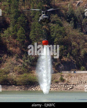 Ein US-Armee CH-47 Chinook-Hubschrauber Tropfen Wasser aus einem Eimer Bambi während einer Trainingsmission entlang dem Rio del Hombre in der Nähe von Zambrano, Honduras, 15. März 2007. Die 2.000-Gallonen-Behälter sammeln und lassen Sie Wasser über einem Feuer an der Note eines Knopfes.  Techn. Sgt Sonny Cohrs, US Air Force. Stockfoto