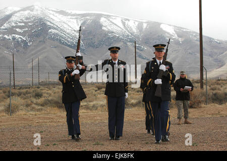 Ersten Honor Guard Wettbewerb drückt Teams, Perfection Staff Sgt W. Michael Houk 5. April 2007 Oregon Army National Guard Sgt. Robert "Luke" Summers übergibt feierlich sein m-14 Gewehr Sgt. Charles Rice während der National Guard Bureau erste nationale Ehre Guard Wettbewerb in Reno, Nevada, 20.-22. März. Das Oregon-Team gewann den Wettbewerb, der von den Mitgliedern von der Armee 3. US Infanterie der alten Garde aus Fort Myer, Virginia bewertet wurde Stockfoto