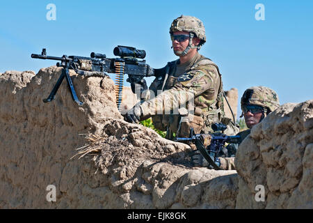 Scannen Sie PFC. Kyle Peters und Pfc. Justin Ford, Soldaten mit 2. Platoon, Apache Kompanie, 1. Bataillon, 23. Infanterie-Regiment, den Horizont nach der Einnahme von Handfeuerwaffen von Aufständischen im Süden Afghanistans, 30 Juli 1012. Stockfoto