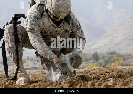 Sgt. Jason Stevens, ein Gärtner mit der California Army National Guard 40. Infanterie Division Agribusiness-Entwicklungsteam, sammelt eine Bodenprobe aus einem Feld neben der Hauptstraße in Marawara, Afghanistan, November 23.         Nationalgarde Schlüssel zum Präsidenten des afghanischen Landwirtschaft Initiative /-news/2009/12/08/31496-national-guard-key-to-presidents-afghan-agriculture-initiative/index.html/ Stockfoto