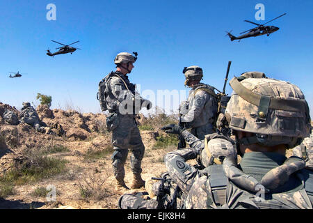 US-Armeesoldaten warten von UH-60 Black Hawk Hubschraubern südlich von Balad Ruz, Irak, 22. März 2009 abgeholt werden. Die Soldaten werden zugewiesen, 1. Bataillon der 25. Infanterie-Division, 24. Infanterie-Regiment, 1st Stryker Brigade Combat Team.   Masse der Kommunikationsspezialist 2. Klasse Walter J. Pels. Stockfoto