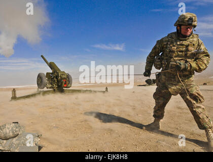 US Army Chief Warrant Officer Michael Lennon zieht das Verbindungsmittel eine Haubitze d-30 Feuer während eines Tests im Kabul Military Training Center in Kabul, Afghanistan, am 6. Januar 2013. Das Abfeuern von der Haubitze ist der letzte Test nach renoviert in Afghanistan. Lennon ist zur NATO Training Mission-Afghanistan am Camp Eggers in Kabul zugeordnet.  Petty Officer 2. Klasse Kleynia R. McKnight Stockfoto