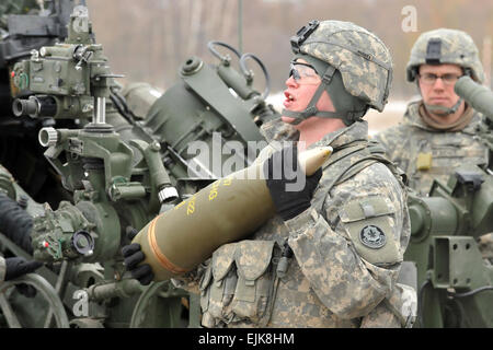 U.S. Army Soldaten zugewiesen an Bulldog Batterie Feldartillerie Geschwader, 2. Kavallerie-Regiment 2CR laden eine M777A2 Haubitze während des 2CR Manöver Probe Übung MRE in Grafenwöhr Training Area, Deutschland, am 13. Februar 2013.  Visuelle Informationen Spezialist Gertrud Zach/freigegeben Stockfoto