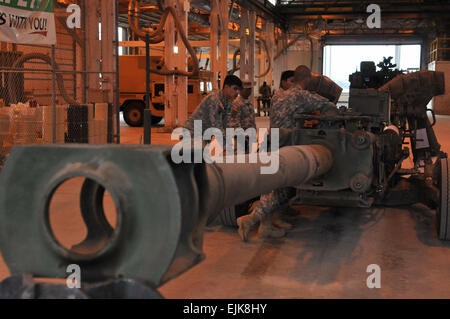 Allrad-Kfz-Mechaniker mit Combat Reparatur Team angebracht zum 2. Eskadron, 14. Kavallerie-Regiment, 2nd Stryker Brigade Combat Team, 25. Infanterie-Division, reparieren eine Haubitze M777 am 14. Oktober in Yakima Training Center, Washington Die CRT mit der Kavallerie Geschwader von Schofield Barracks, Hawaii, Yakima Training Center zur Ausbildung im US-Bundesstaat Washington Unterstützung bereitgestellt. Stockfoto