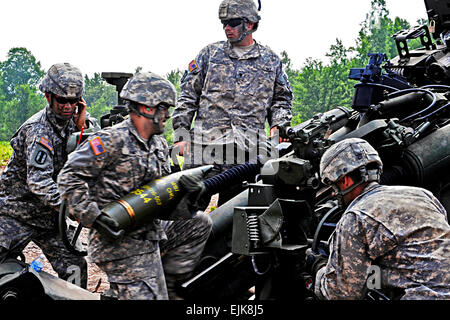 Michigan Army National Guard Soldaten feuern die leichte Haubitze M777; im Camp Äsche, Michigan, 19. Juli 2012. Stockfoto
