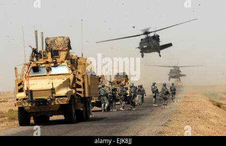 Soldaten vom 17. Fires Brigade und 2nd Brigade Combat Team, 4. US-Infanteriedivision, kommen mit dem Flugzeug und Konvoi an die irakische Armee unterstützen humanitären Hilfe für die Bürger Faddaqhryah und Bahar in der Basra Provinz Irak verteilen Aug. 18.   SPC. Maurice A. Galloway, bieten 17. Feuer Feuerwehr, Public Affairs Specialist Soldaten waren, Goodwill, irakische Dörfer /-news/2009/08/27/26644-soldiers-provide-goods-goodwill-to-iraqi-villages/ Stockfoto