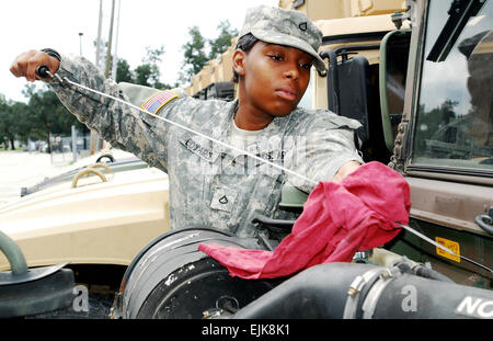 PFC. Dehzcha Edwards, 136. Engineering Support Battalion, Louisiana Nationalgarde, prüft den Ölstand ein Humvee, 28. August 2012, in Vorbereitung auf Hurrikan Isaac Operationen. Louisiana Gardisten sind ausgebildet und ausgerüstet, um jederzeit zum Schutz von Leben und Eigentum während Betrieb Isaac zu reagieren.  Sgt. Rashawn D. Price Stockfoto