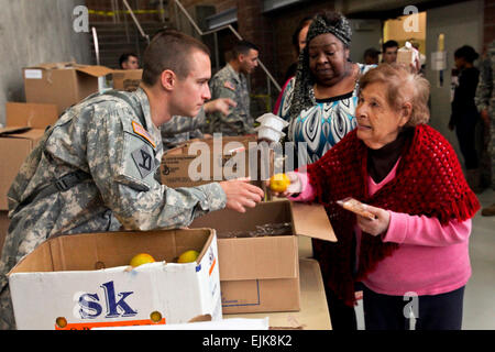 SPC. Anthony Monte zusammen mit Soldaten aus den 50. Infantry Brigade Combat Team, New Jersey Army National Guard, mobilisiert für Hurrikan Sandy bieten Unterstützung für die vertriebenen Bewohner an eine Notunterkunft Werblin Recreation Center, Piscataway Township, NJ, 29. Oktober 2012.  Master Sergeant Mark C. Olsen Stockfoto