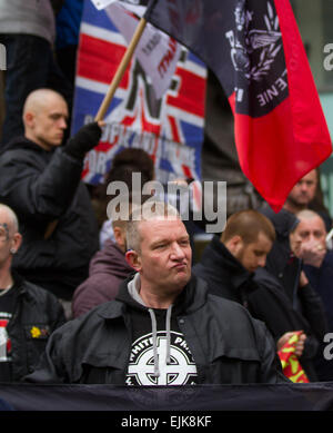 Rechtsextreme Demonstranten mit Fahnen und Spruchbändern bei der National Front und der White Pride Demo in Piccadilly, Manchester, Großbritannien, 2015. März. Die rechtsextreme Gruppe „White Pride“, die sich in Manchester versammelt hatte, um eine Demonstration zu inszenieren, wurde verhaftet, als etwa 50 Mitglieder der Gruppe Fahnen schwenkten und durch die Piccadilly Gardens marschierten. Antifaschistische Aktivisten veranstalteten eine Gegendemonstration und die Polizeilinie trennte die beiden Seiten. Die Polizei von Greater Manchester sagte, dass zwei Verhaftungen vorgenommen wurden, eine wegen eines Bruchs des Friedens. Der zweite wurde auch wegen einer öffentlichen Ordnungswidrigkeit festgehalten. Stockfoto