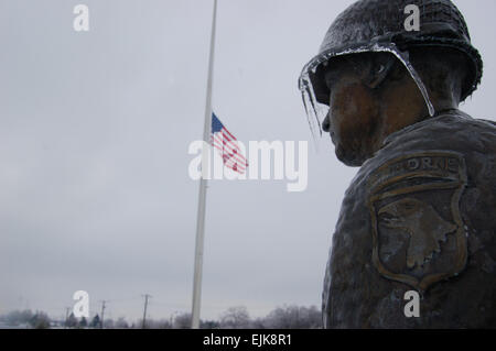 Nach einem frühen Morgen Eissturm in Fort Campbell, Kentucky, 28. Januar 2009 steht eine Statue eines Screaming Eagle Soldaten gefroren.   Fort Campbell dient als Stagingbereich für FEMA LKW Zubehör Stockfoto