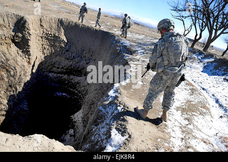 US-Armeesoldaten vom 1. Bataillon, 501. Infanterie-Regiment, 4. Brigade, 25. Infanterie-Division, suchen Sie den Speicherort des kesch Improvised Explosive Device gefunden in Sharana, Paktika Provinz, Afghanistan, 15 Febr. Stockfoto