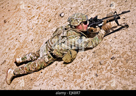 US Army Staff Sgt Matthew Morin mit Ingenieur Truppe, Regimental Support Squadron kombiniert Task Force Dragoner, inspiziert einen Kanal aus der Bauchlage mit ein Advanced Combat taktische Visier für IEDs 7. August 2013 in Kandahar, Afghanistan. Morin und seinem Zug durchgeführt, eine Route Clearance Paket, eine Mission, um sicherzustellen, dass bestimmte Straßen des Reisens frei von IEDs sind. US Army Spc. Joshua Edwards Stockfoto