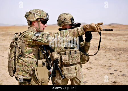 US Army Staff Sgt Matthew Morin verließ und 2nd Lt. Doug Palmer, beide mit Ingenieur-Truppe, Regimental Support Squadron, kombiniert Task Force Dragoner, inspizieren Durchlass für IEDs 7. August 2013 in Kandahar, Afghanistan. US Army Spc. Joshua Edwards Stockfoto