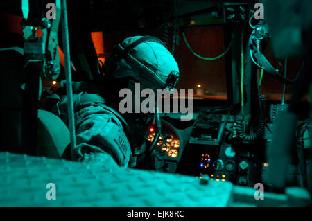 Beleuchtet von seinem gepanzerten Fahrzeug Kampf leuchten grün, Spc. Tom Tienda, ein Militärpolizist, Stabskompanie, 2. Brigade spezielle Truppen Bataillon, 2. Brigade zugewiesen testet 82nd Airborne Division, die LKW-Kommunikations-System vor Camp Taji, Irak, Dez. 2 verlassen. Die MPs ausgerollt lange vor Sonnenaufgang Straßen außerhalb des Lagers für die Sicherheit der 2/82 Konvois Reisen durch das Gebiet von Bagdad zu patrouillieren. Die 2. Brigade ist die letzte Brigade in Bagdad und fördert den Rückzug der US-Streitkräfte aus dem Irak. Tienda stammt aus Fort Lewis, Washington Stockfoto