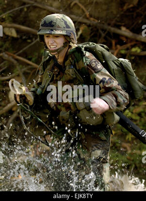 Reserve Officer Training Corps ROTC Kadett Erin Fahey von der Western Michigan University macht ihren Weg über einen Strom während der 2007 Army ROTC Ranger Challenge Wettbewerb in Camp Atterbury, Ind., 20. Oktober 2007. Die 9. Und 10. Brigade der westlichen Region Iron Brigade des ROTC zog etwa 350 Kadetten an, die mit Universitäten von Wis., Ind., Ill. Und mir. Staff Sgt. Konkurrierten. Russell Lee Klika Stockfoto