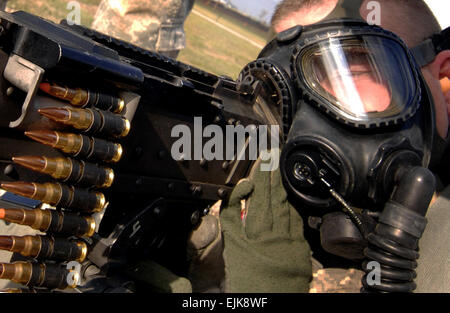 Ein Soldat der US-Armee, 76th Infantry Brigade Combat Team, Indian Army National Guard zugewiesen feuert seine Waffe beim Tragen einer Gasmaske während der Mobilisierung Ausbildung im Camp Atterbury gemeinsame Manöver Training Center in Edinburgh, ind., 14. Dezember 2007. Mehr als 3.400 Soldaten aus den umliegenden Gebieten sind in Vorbereitung einer 12-Monats-Bereitstellung in den Irak zu mobilisieren.  Staff Sgt Russell Lee Klika Stockfoto