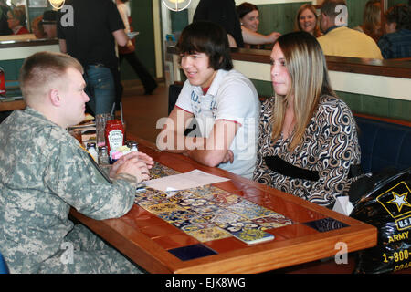 Sgt Joseph Ooley traf sich mit Brandon Srinamyom und Stephanie Hacker in Martinsville, ind., Chili's Restaurant Last-Minute Fragen, die Hacker hatten vor dem Schlafengehen Basic Combat Training am 5. Febr. Srinamyom wird Blätter für BCT im Juni und den Rest seiner Familie an erster Dienstort des Hackers zu High-School-Abschluss.  Stacie Shain When freute sich Junior High School Brandon Srinamyom setzte sich mit einem Personalvermittler und beschlossen, die Armee Reserven, sein Vater, Randy Hacker, beizutreten. Vater und Sohn hatten über Brandons Beitritt das Militär mehrmals gesprochen, und Randy dachte de Stockfoto