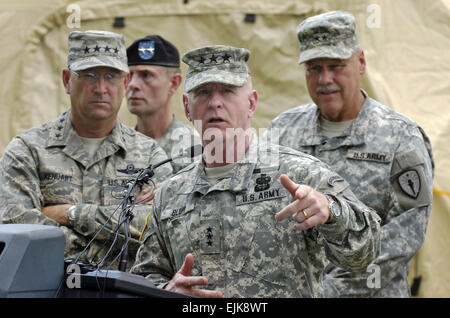 US Armee Generalleutnant H. Steven Blum, Chief, National Guard Bureau, spricht während einer Pressekonferenz im Muscatatuck Urban Training Center in der Nähe von North Vernon, ind., 12. Mai 2007. Hinter Blum sind, von links, Air Force General Victor E. Renuart Jr., Kommandant des North American Aerospace Defense Command und United States Northern Command; Armee Generalmajor Bruce E. Davis, der Kommandant der gemeinsamen Task Force zivile Unterstützung; und Generalmajor R.Martin Umbarger, Indiana Adjutant General der Armee. Die Generäle sind Visitingwith Truppen an wachsam Guard ist eine gemeinsame militärische und zivile Notfall Stockfoto