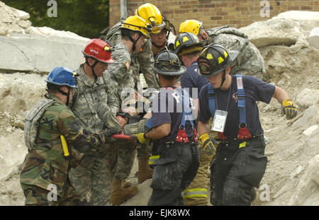 US Army und der Air National Guard Mitglieder der Ohio National Guard chemische, biologische, radiologische, nukleare Enhanced Response Force Paket Praxis extrahieren Opfer in den Trümmern eines eingestürzten Gebäudes während wachsam Guard im Muscatatuk Urban Training Center in der Nähe von North Vernon, ind., 11. Mai 2007 gefangen. Wachsam Guard-Übung ist eine gemeinsame militärische und zivile Notfallmanagement gehostet von der Indiana National Guard, die die Detonation einer Atombombe in einer großen Metropole simuliert.  Staff Sgt Russell Lee Klika Stockfoto