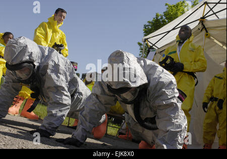 Zwei Mitglieder der US-Army National Guard aus 637th Chemical Company haben einen Push-up-Wettbewerb in ihren chemischen Anzügen während des Wartens auf simulierten Opfer eines eingestürzten Gebäudes durch eine simulierte Dekontamination Linie während der Übung glühender Sentry 13. Mai 2007 im Muscatatuck Urban Training Center in Indiana statt zu verarbeiten. Übung glühender Sentry ist eines der NORAD-USNORTHCOM Übungen, die auf Verteidigung Unterstützung der zivilen Behörden konzentriert.  Staff Sgt Ricky A. Bloom Stockfoto