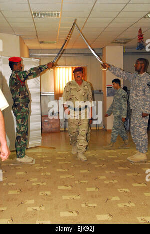 Ein irakischer Soldat Spaziergänge unter gekreuzten Säbeln, wie er als eine neue Unteroffizier im Rahmen einer kombinierten NCO Induktion Zeremonie zwischen der 2nd Brigade Combat Team, 1. Kavallerie-Division und die 12. irakische Armee-Division auf K1 irakischen Militärbasis in Kirkuk, Irak, Juli 29 erkannt wird. Die Zeremonie empfängt Aufsteiger Unteroffiziere in der NCO Korps.          Irak, US-Soldaten NCO Korps zusammen /-news/2009/08/18/26193-iraqi-us-soldiers-welcomed-to-nco-corps-together willkommen Stockfoto