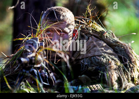 Army Staff Sgt Mathew Fox wartet auf ein Ziel in der live-Feuer-Stiel-Veranstaltung während der 2012 International Sniper Competition bei der U.S. Army Sniper School in Fort Benning, Georgia, 3. November 2012 zu engagieren. Fox, ein Scharfschütze ist 3. Brigade der 3. Infanterie-Division, 2. Bataillon, 69 Armor Regiment zugewiesen.  Ashley-Cross Stockfoto