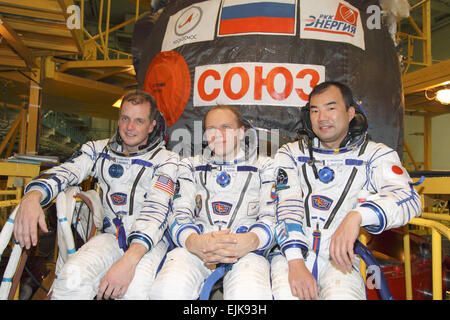 Am Weltraumbahnhof Baikonur in Kasachstan internationale Raumstation ISS Expedition 22 Crew-Mitglieder genießen Sie eine Reise nach einem Fit Check von ihrem Raumschiff Sojus TMA-17 an den Startplatz Integration Anlage 10. Dezember 2009 Fotos. Abgebildet sind US Armee-Soldat und NASA Flugingenieur Timothy J. Creamer links, Sojus-Kommandant Oleg Kotov Center und Flugingenieur Soichi Noguchi der Japan Aerospace Exploration Agency. Stockfoto