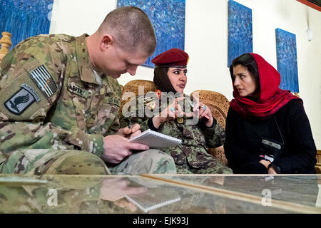 Afghan National Army Generalmajor Khatoll Mohammedzai, Anwsers Fragen von Öffentlichkeitsarbeit Fotojournalist Sgt. Christopher Harper in der Mittagspause auf der Shafafiyat gesponsert internationaler Frauentag-Tages-Veranstaltung zu Ehren der mutigen Frauen von Afghanistan International Security Assistance Force Headquarters, Kabul, Afghanistan, März 7 Shafafiyat ist eine ISAF-Agentur arbeitet mit Gemeinschaftsführer zur Bekämpfung der Korruption. Shafafiyat ist eine afghanische Wort, das bedeutet "Transparenz" in englischer Sprache.  ISAF-Hauptquartier Public Affairs Office, Maitre Christian Valverde, französische Marine. Stockfoto