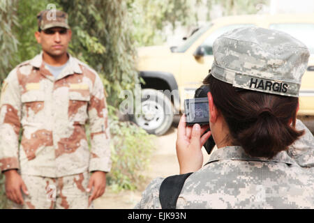 US-Armee Pfc. Ali Hargis, 55. Signal Company, gemeinsame Bekämpfung der Kamera-Iraq, zugewiesen interviews ein Soldat aus der irakischen Armee 37. Brigade, 9. irakische Armee-Division, über seine zwei-und-ein-halb Woche Training mit US-Soldaten zum erkennen und melden unbekannt explosive Verordnungen und improvisierte Sprengsätze am Camp Taji, Irak, 3. August.    David Sharp SPC. Stockfoto