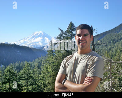 Staff Sgt Daniel Bari, hier gezeigten vor Mount Rainier im Staat Washington, sagte, dass er plant, Erstbesteiger des Mount Everest im Jahr 2012. Bari, St. Louis Park, Minn, Native und ein Sanitäter mit der 34. Infanteriedivision Red Bull stieg einen Teil des Mount Rainier während der Vorbereitung für seinen Einsatz in den südlichen Irak.        Irak, Everest: Medic zielt auf der Erde höchste Gipfel /-news/2009/12/28/32322-iraq-to-everest-medic-aims-for-earths-highest-peak/index.html Stockfoto