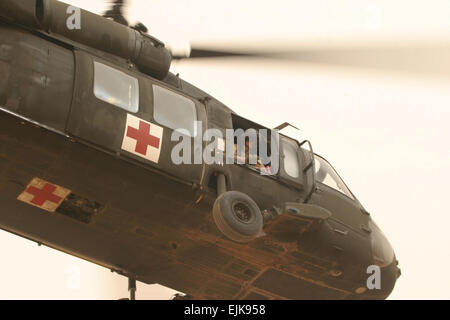 US Army Spc. Megan M. McKinzie, Crewchief mit der 45. medizinischen Gesellschaft Air Ambulance, schaut aus dem Fenster von einem UH-60A Blackhawk-Hubschrauber, als es während eines Laufes auf Al Asad Air Base, Irak, 17. Mai 2007 nimmt ab. Führen Sie Ups werden durchgeführt, um sicherzustellen, dass alle Geräte und den Hubschrauber selbst ordnungsgemäß funktioniert, bevor Sie Missionen durchführen.  Sgt. Maryalice Leone Stockfoto