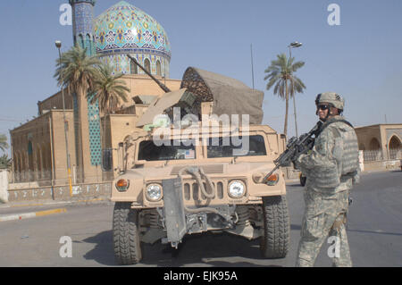 US Armee Sgt. Christopher Burke sorgt für Sicherheit während einer Patrouille im Bereich Rusafa von Bagdad, Irak, 16. Juni 2007. Burke ist Charlie Kompanie, 2. Bataillon, 69. Armor Regiment, 3rd Brigade Combat Team, 3. Infanterie-Division zugeordnet.  Staff Sgt Bronco Suzuki Stockfoto