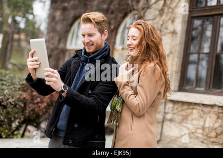 Junges Paar nehmen Foto mit tablet Stockfoto