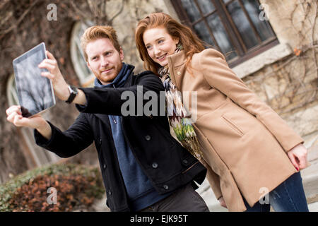 Junges Paar nehmen Foto mit tablet Stockfoto