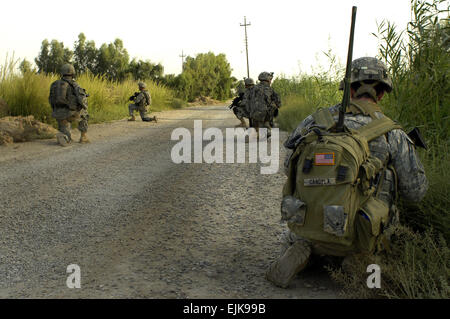 US Army Captain Salvatore Candela und andere Soldaten der Bravo Truppe, 5. Staffel, 73. Kavallerie-Regiment, 3rd Brigade Combat Team, 82nd Airborne Division aufnehmen eine Knie beim patrouillieren in den Straßen auf einer Mission im Al Haymer, Irak, 12. Juli 2007.  Senior Airman Steve Czyz Stockfoto