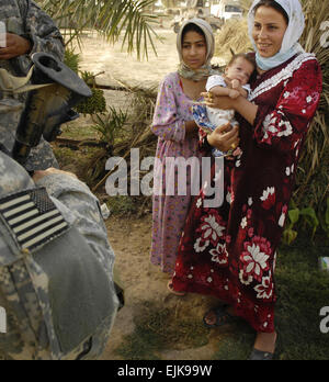 US-Armeesoldaten Treffen mit lokalen Dorfbewohnern in Al Wahida, Irak, 30. Juni 2007. Soldaten der 97. Civil Affairs Bataillon, 95. Civil Affairs Brigade und Charlie Kompanie, 1. Bataillon, 15. Infanterie-Regiment, 3rd Brigade Combat Team, 3. Infanterie-Division, zusammen mit irakische Nationalpolizei, traf sich mit Dorfbewohnern und Bedenken haben sie vielleicht über Sicherheit, Bildung, Strom, Wasser und Gesundheit zu bewerten.  Staff Sgt Shawn Weismiller Stockfoto