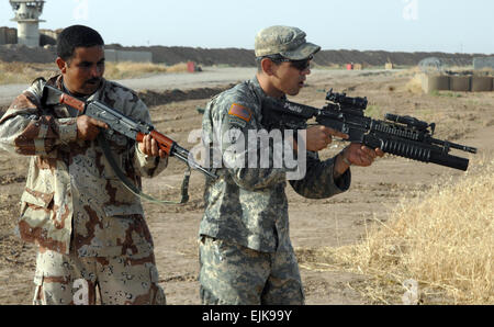 US Army Staff Sgt Kevin Sipes Praktiken demontiert Bewegungen mit einem Mitglied der irakischen Armee in Vorbereitung auf eine bevorstehende gemeinsame Operation bei Forward Operating Base McHenry, Irak, 6. Juni 2007.  Lamellen ist mit Charlie Kompanie, 2. Bataillon, 27. Infanterie-Regiment, 3rd Brigade Combat Team, 25. Infanterie-Division.  Staff Sgt Dallas Edwards Stockfoto