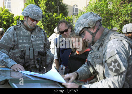 Katie Couric, Anker und Chefredakteur der CBS Evening News, spricht mit Generalleutnant Raymond T. Odierno, Kommandant, multinationalen Korps - Irak und Colonel Jeffrey Bannister, Kommandant, 2nd Brigade Combat Team, 2. US-Infanteriedivision, während eines Besuchs mit Soldaten in der Rusafa Distrikt von Bagdad, am 2. September. Medien aus den USA und anderen Ländern interview Männer und Frauen der Streitkräfte in Kampfgebieten jeden Tag, und einige militärische Einheiten eingebettet sind. Foto von uns Armee, Stockfoto