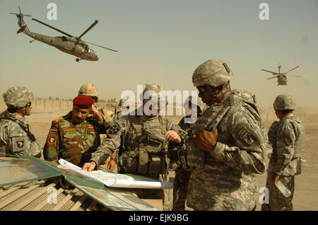 US Armee Generalleutnant Lloyd J. Austin III rechts, Kommandant der das XVIII Airborne Corps, Colonel Jeffrey L. Bannister Center, Kommandant der 2nd Infantry Brigade Combat Team und irakischen Major General Abdulah links besprechen Truppe Fortschritt, während ein Feld Treffen außerhalb Bagdad, Irak, am 11. September 2007.   SPC. Nicholas A. Hernandez U.S. Armee. Stockfoto