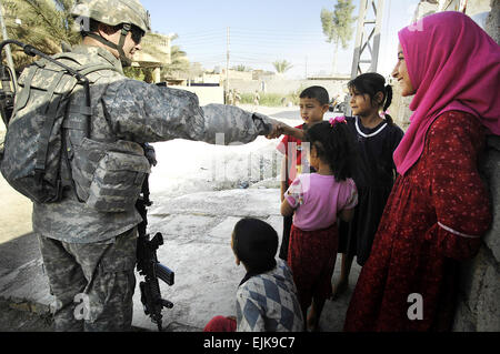 Ein US-Soldat von Charlie Kompanie, 6. Geschwader, 9. Kavallerie-Regiment, 3rd Brigade Combat Team interagiert 1. Kavallerie-Division mit einheimischen Kindern während einer Patrouille in Muqadiyah, Irak, 20. September 2007.  Staff Sgt Shawn Weismiller Stockfoto