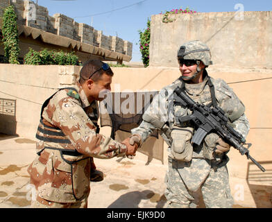 US Army Captain Steven Beard, von militärischen Übergang Team 0421, befestigt an 27. Infanterie-Regiment, 2. Bataillon, 3. Brigade Combat Team, 25. Infanterie-Division, schüttelt Hände mit einem irakischen Armeeoffizier während eines irakischen Armee Kordon und Suche Mission in Hawijah, Irak, 22. September 2007.   Staff Sgt Dallas Edwards Stockfoto