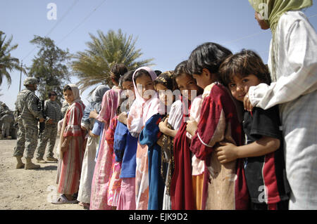 Einheimische Kinder Line-up vor Al-Tasmeem Grundschule in Bagdad, Irak, 29. September 2007, Fußbälle, gestiftet von US Armee Pfc Nick Madaras erhalten.  Techn. Sgt Andrew M. Rodier Stockfoto